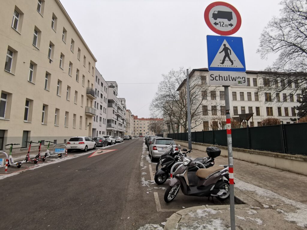 Typische Straße vor einer Schule in Wien.

