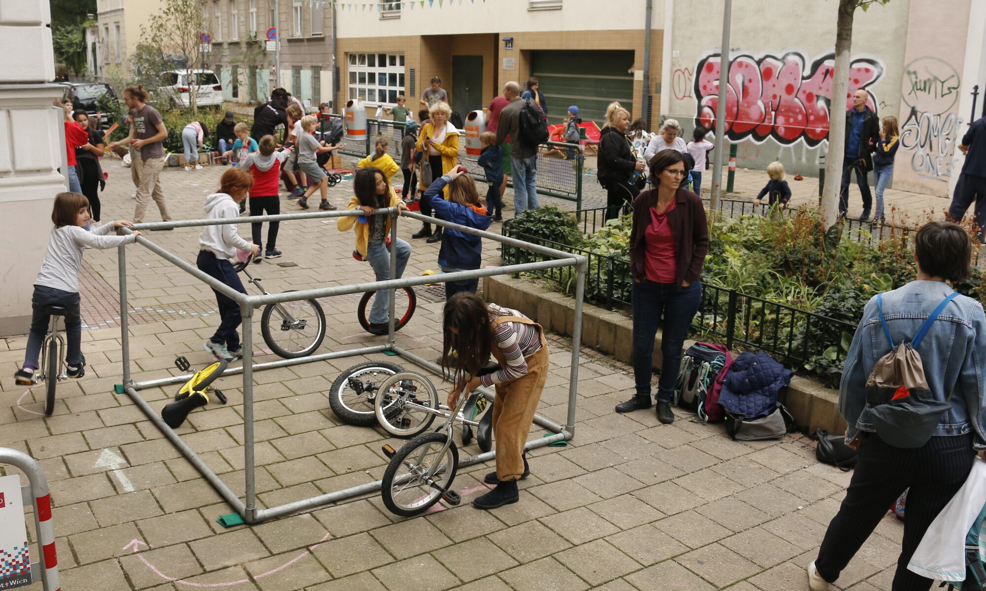 SchulvorPlatz in einer verkehrsberuhigten Wohnstraße.